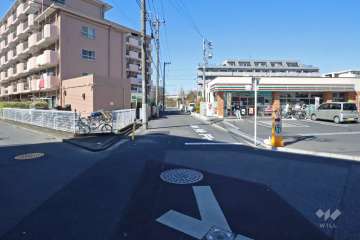 敷地北東側の前面道路（南東側から）