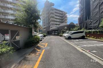 敷地北側の前面道路（西側から）
