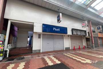 敷地入り口は商店街の中にあります。