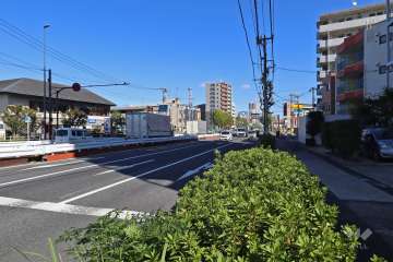 敷地北西側の前面道路（国道6号・水戸街道）