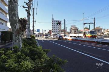 敷地北西側の前面道路（北東側から）