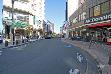 敷地南西側の前面道路は宮前通りです(北西側から)。