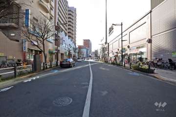 敷地北西側の前面道路(北東側から)