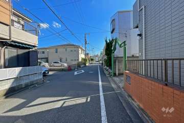 敷地西側の前面道路（北側から）