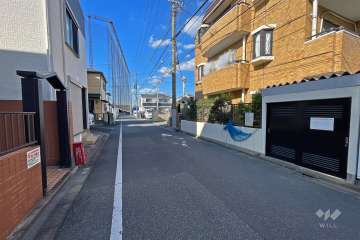 敷地西側の前面道路（南側から）
