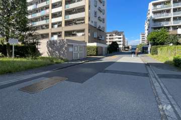 敷地西側の前面道路