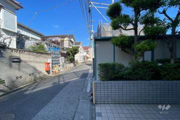 敷地西側の前面道路