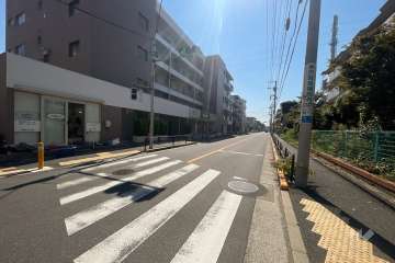 敷地北西側の前面道路（北東側から）