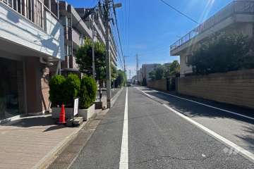 敷地北東側の前面道路（北西側から）