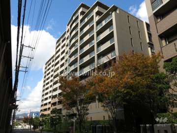 モンセーヌ住吉川公園１番館の外観（南東側から）