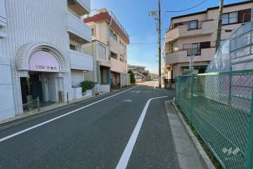 敷地の北側前面道路（東側から）