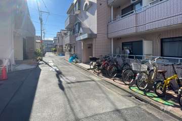 敷地の東側前面道路（北側から）