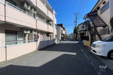 敷地の南側前面道路（西側から）