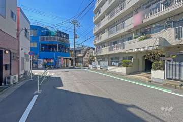 敷地の南側前面道路（東側から）