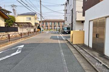 敷地北西側の前面道路（南西側から）
