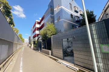 敷地北西側の前面道路（南西側から）