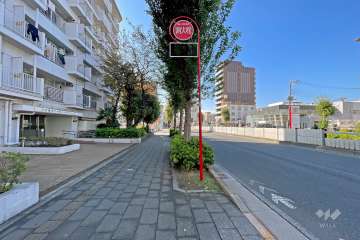 敷地の北側前面道路（東側から）