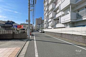 敷地の南側前面道路（東側から）