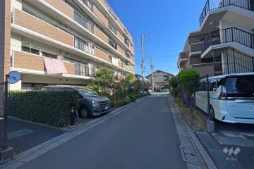 敷地の南側前面道路（西側から）