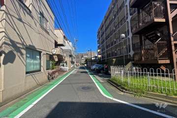 敷地北側の前面道路（西側から）