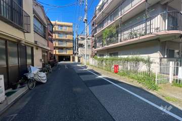 敷地西側の前面道路（南側から）