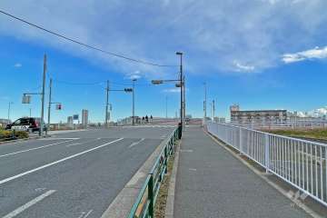 敷地の北側前面道路（西側から）