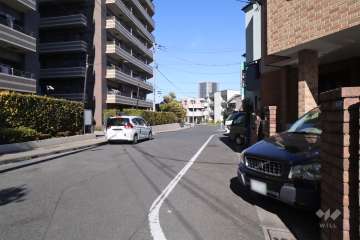 敷地南東側の前面道路(南西側から)