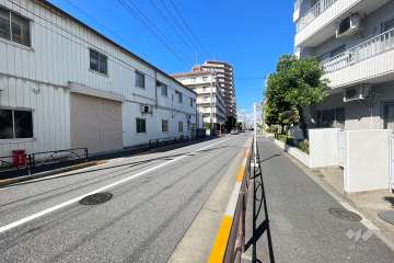 敷地西側の前面道路（南側から）