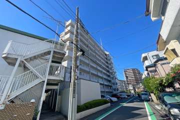 グローリア初穂お花茶屋の外観（南東側から）