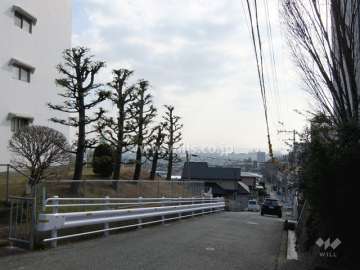 敷地西側の前面道路