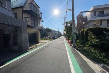 敷地南西側の前面道路（北西側から）