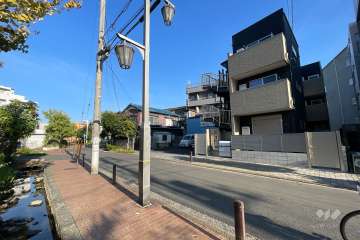 敷地の北側前面道路（東側から）