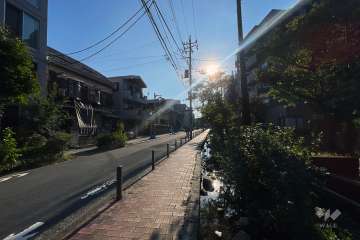 敷地の北側前面道路（西側から）
