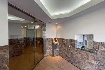 エントランスはオートロック付きです。