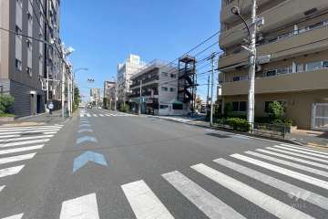 敷地南西側の前面道路（南東側から）
