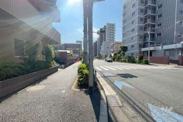 敷地南西側の前面道路（北西側から）