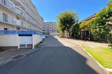 敷地内駐車場（屋外平面式）と駐輪場