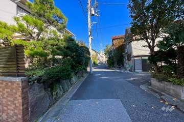 敷地南東側の前面道路（南西側から）
