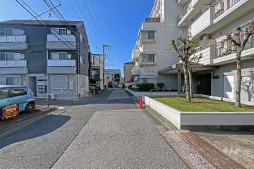 敷地の東側前面道路（北側から）