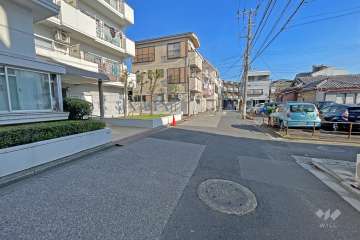 敷地の東側前面道路（南側から）