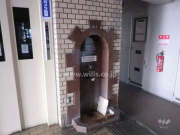 エントランスホールで井戸水が汲めます。