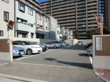 駐車場出入り口
