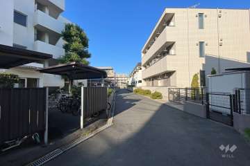 敷地の北東側前面道路（南東側から）