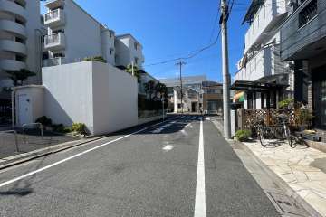 敷地の北側前面道路（東側から）