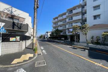 敷地の西側前面道路（南側から）