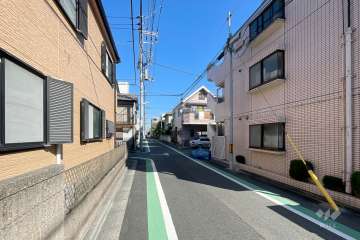 敷地西側の前面道路