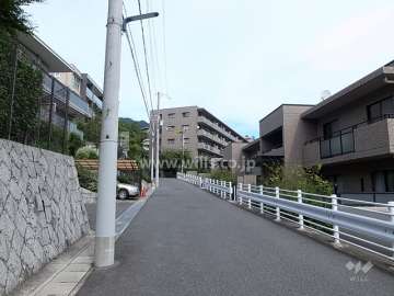 敷地西側の前面道路