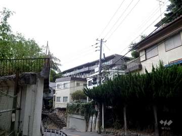 東急ドエルアルス御影鴨子ヶ原南棟の遠景。周辺はマンションと一戸建てなどが混在する静かな住宅地です。