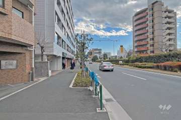 敷地の西側前面道路は環八通りです（北側から）。