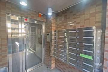 エントランスはオートロック付きです。